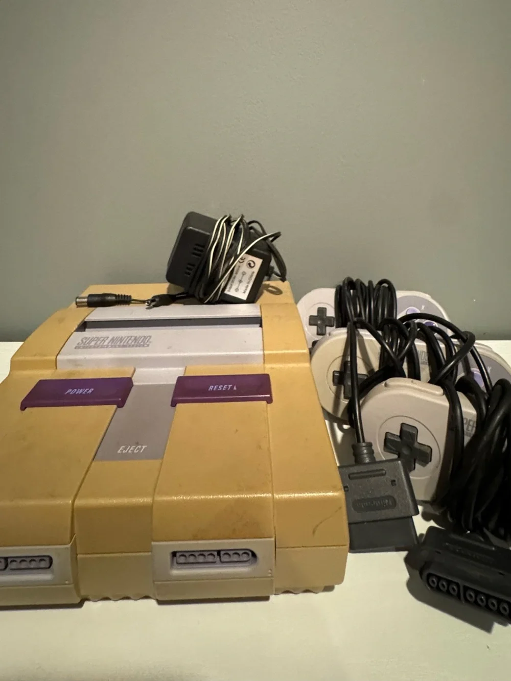 Super Nintendo Entertainment System SNES Console - Yellowed Plastic